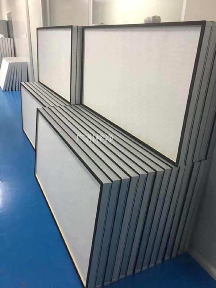 ULPA級超高效空氣過濾器適用于10000級-100級潔凈系統(tǒng)，空調(diào)系統(tǒng)，因此產(chǎn)品已廣泛應(yīng)用于電子、微電子、半導(dǎo)體、光器件、生物和醫(yī)藥線路、照相機(jī)和光學(xué)儀器、精密機(jī)械等多個領(lǐng)域。